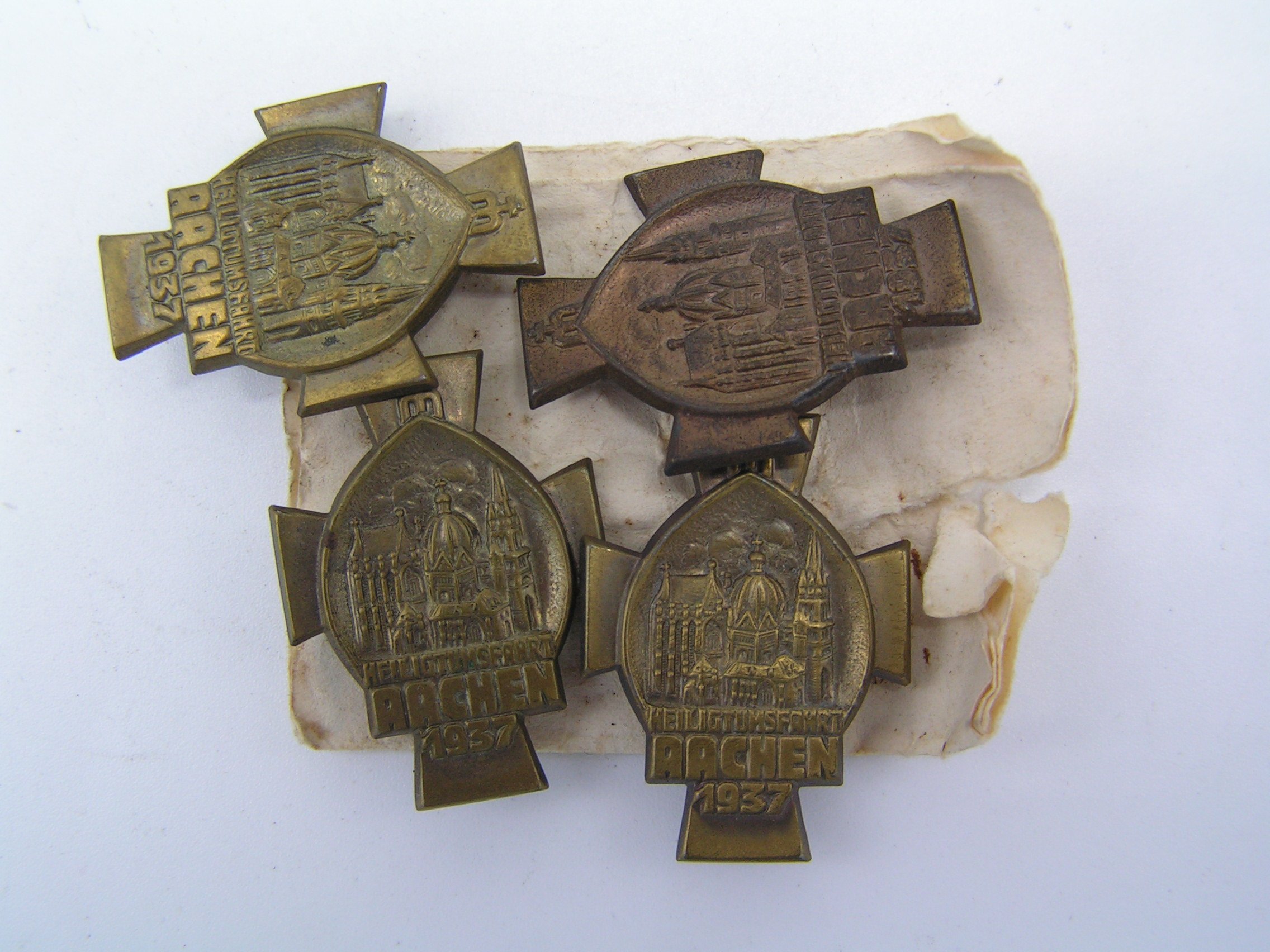 4 gleiche Pilgerabzeichen von der Heiligtumsfahrt Aachen 1937 (Freilichtmuseum Roscheider Hof CC0)