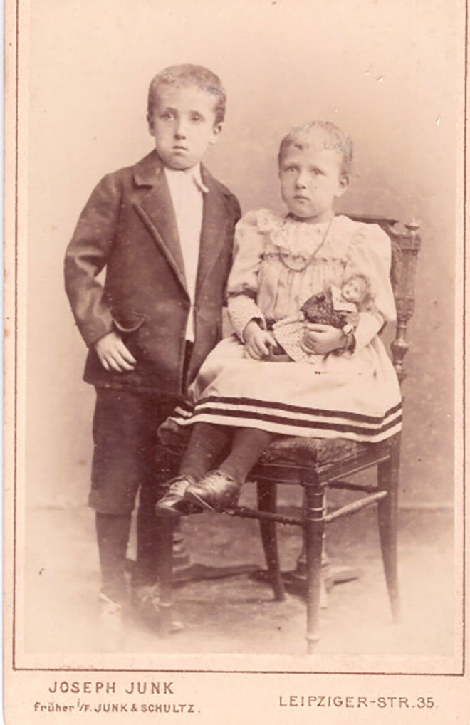 Foto Junge mit Mädchen und Puppe (Freilichtmuseum Roscheider Hof CC0)