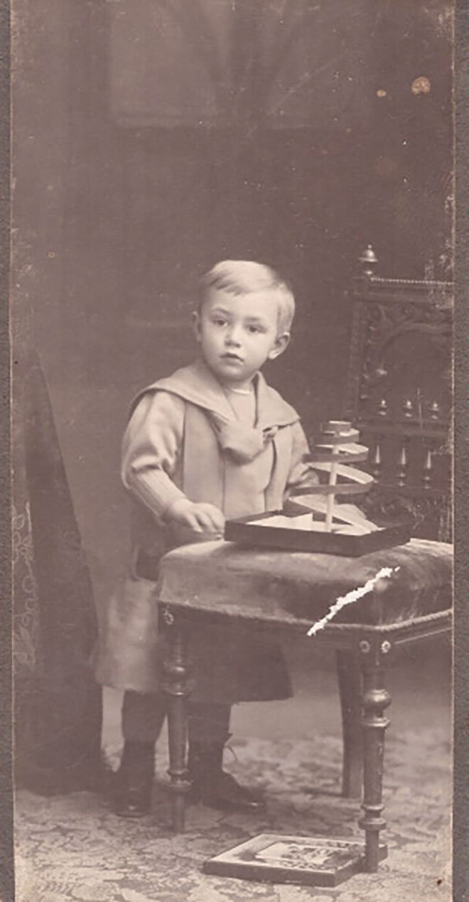 Foto Junge mit Matrosenanzug und Spielzeug (Freilichtmuseum Roscheider Hof CC0)