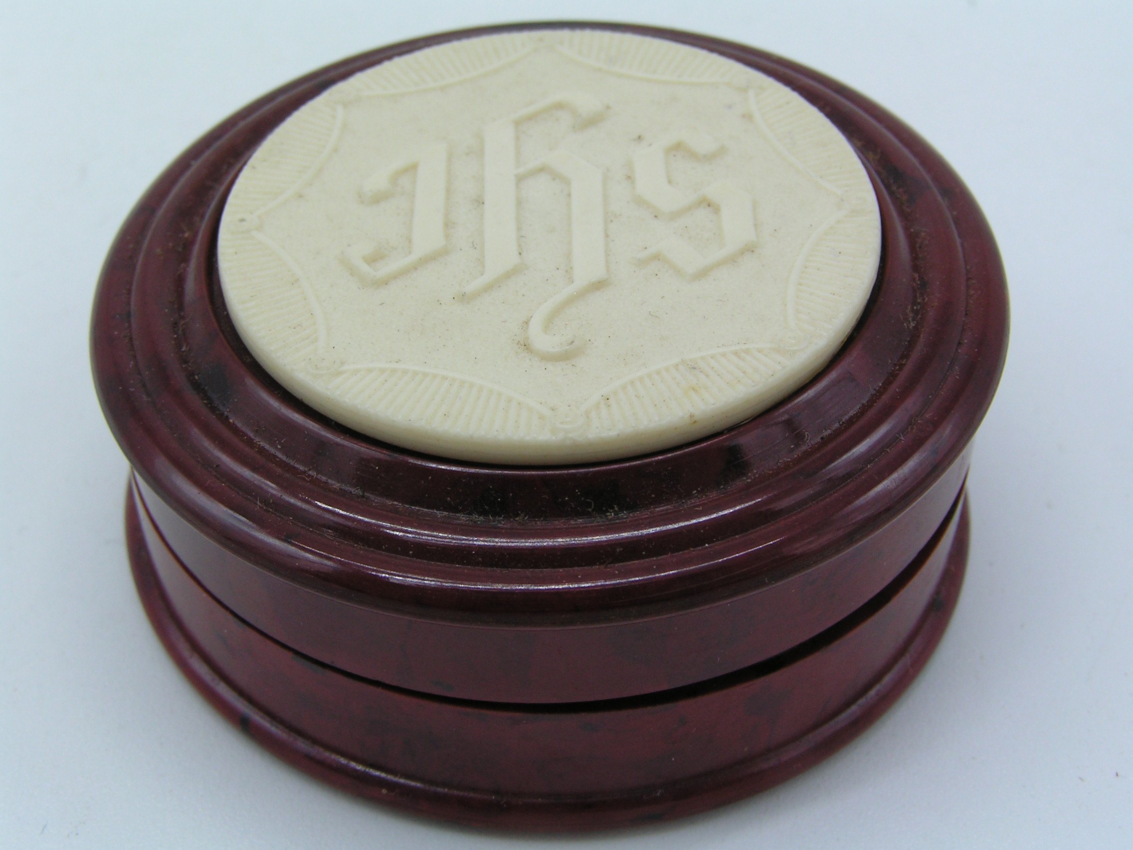 Baklitdose mit Plakette dem Christussymbol "JHS" (Freilichtmuseum Roscheider Hof CC0)