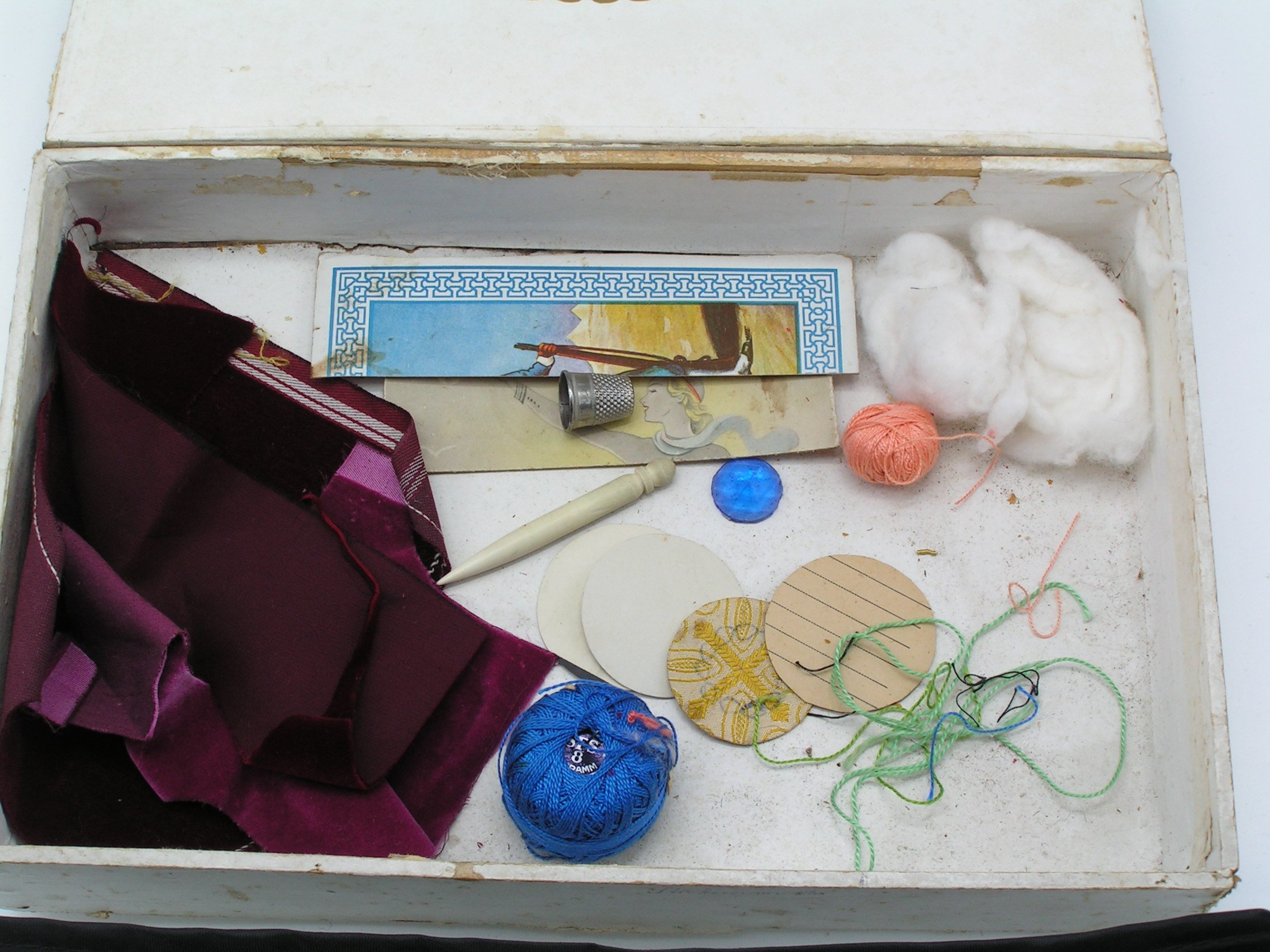 Schachtel mit Näh- und Bastelutensilien für die Herstellung von Devotionalien (Freilichtmuseum Roscheider Hof CC0)