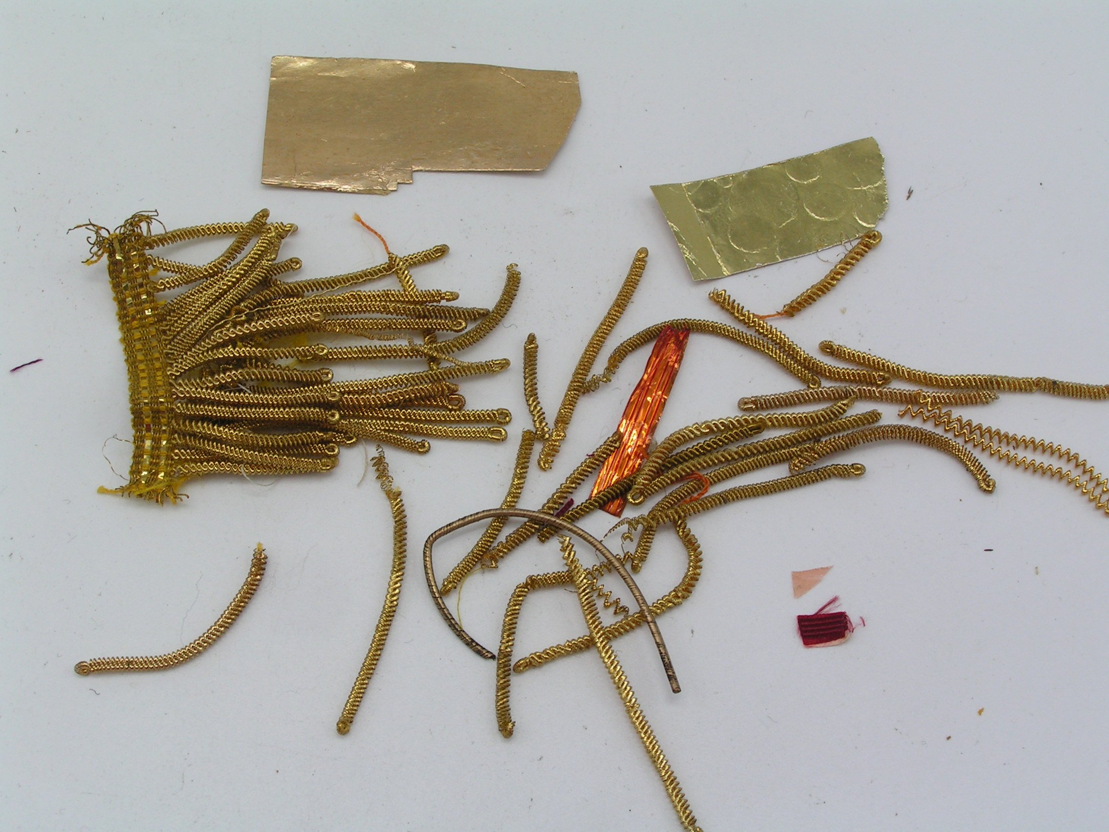 2 Seidenstückchen, Goldfäden, Staniolpapier für die Herstellung von Devotionalien (Freilichtmuseum Roscheider Hof CC0)
