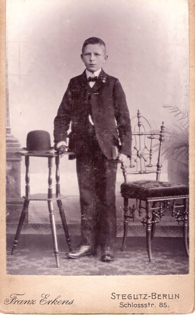Foto älterer Junge im Anzug im Fotoatelier (Freilichtmuseum Roscheider Hof CC0)