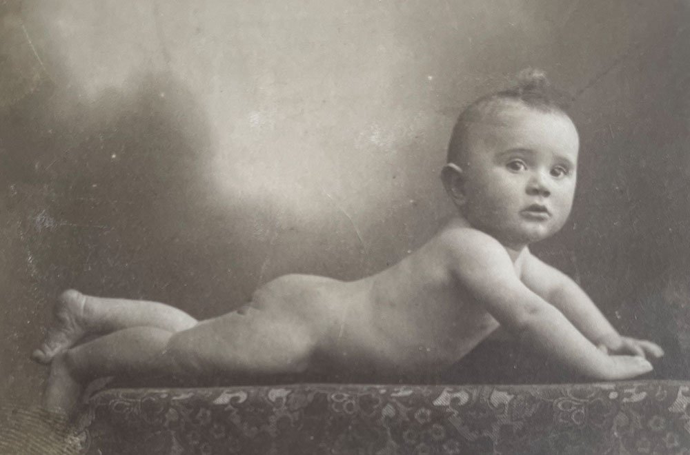 Foto nacktes Baby auf einem Tisch (Freilichtmuseum Roscheider Hof CC0)