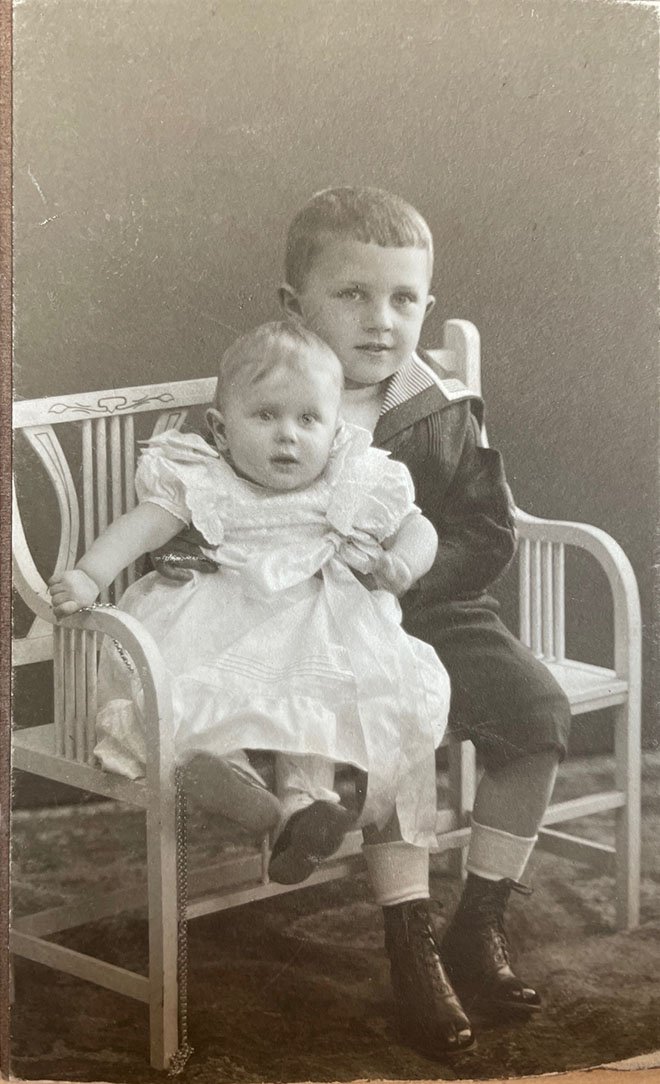 Foto zwei Kinder auf einer Bank (Freilichtmuseum Roscheider Hof CC0)