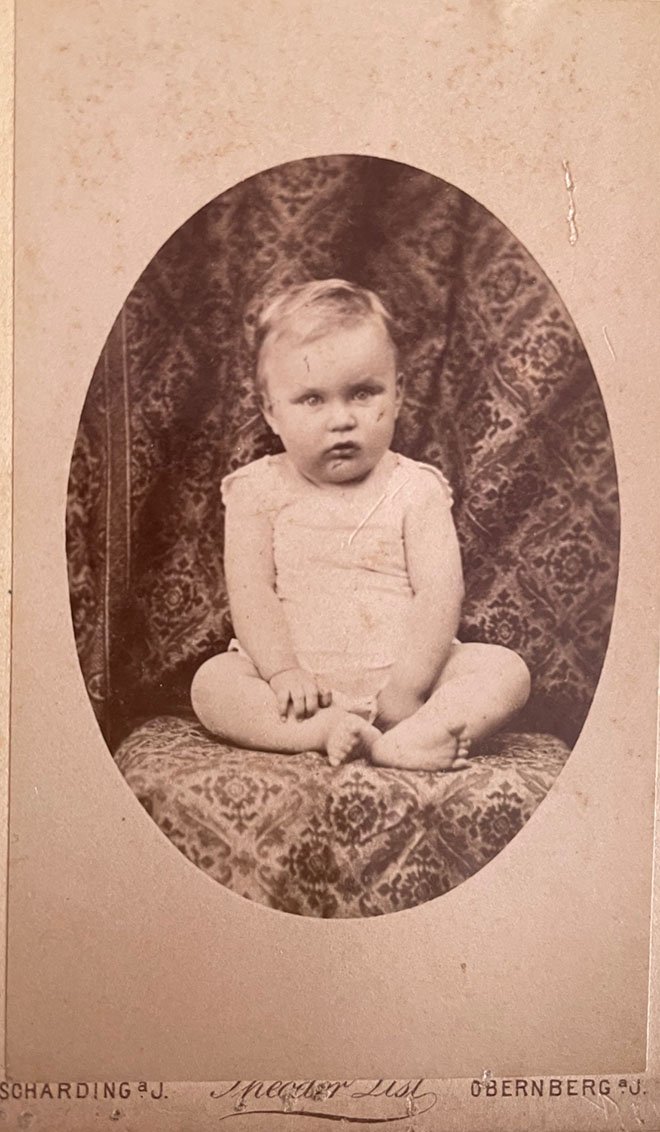 Foto kleines Kind vor einem Vorhang (Freilichtmuseum Roscheider Hof CC0)