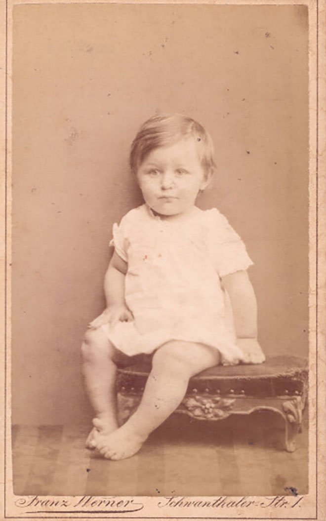 Foto Kleinkind auf einer Fußbank (Freilichtmuseum Roscheider Hof CC0)
