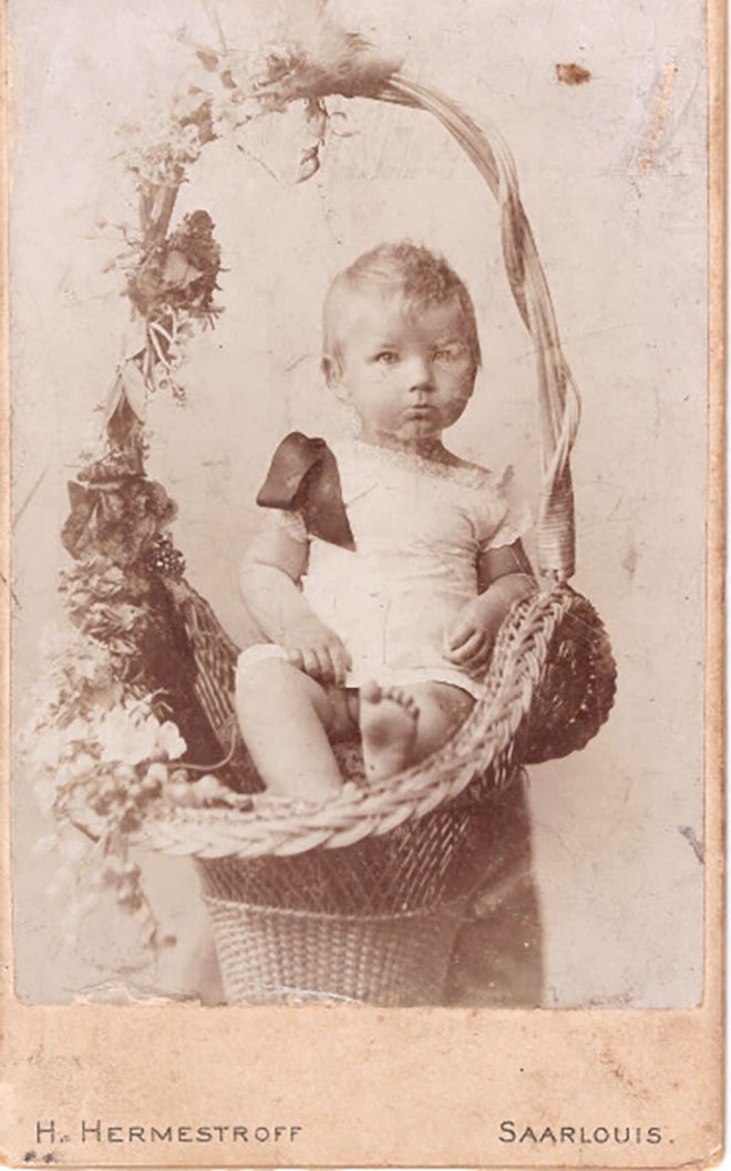 Foto Kind im Blumenkorb (Freilichtmuseum Roscheider Hof CC0)