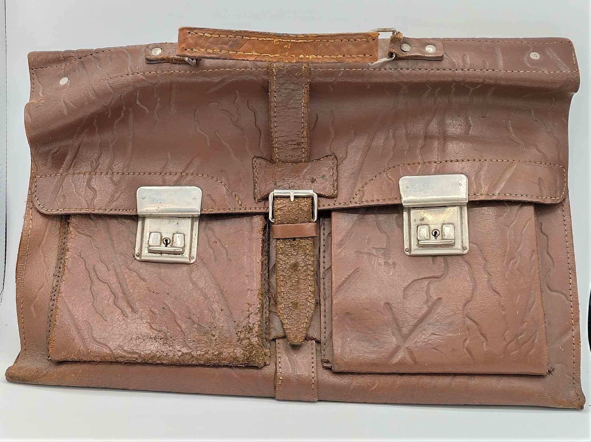 Dunkelbraune Lehrertasche oder Aktentasche (Freilichtmuseum Roscheider Hof CC0)