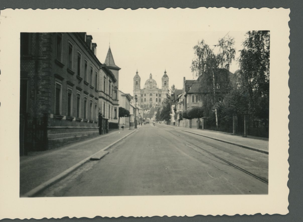 Foto einer Barockkirche am Ende einer Straße (Freilichtmuseum Roscheider Hof CC0)
