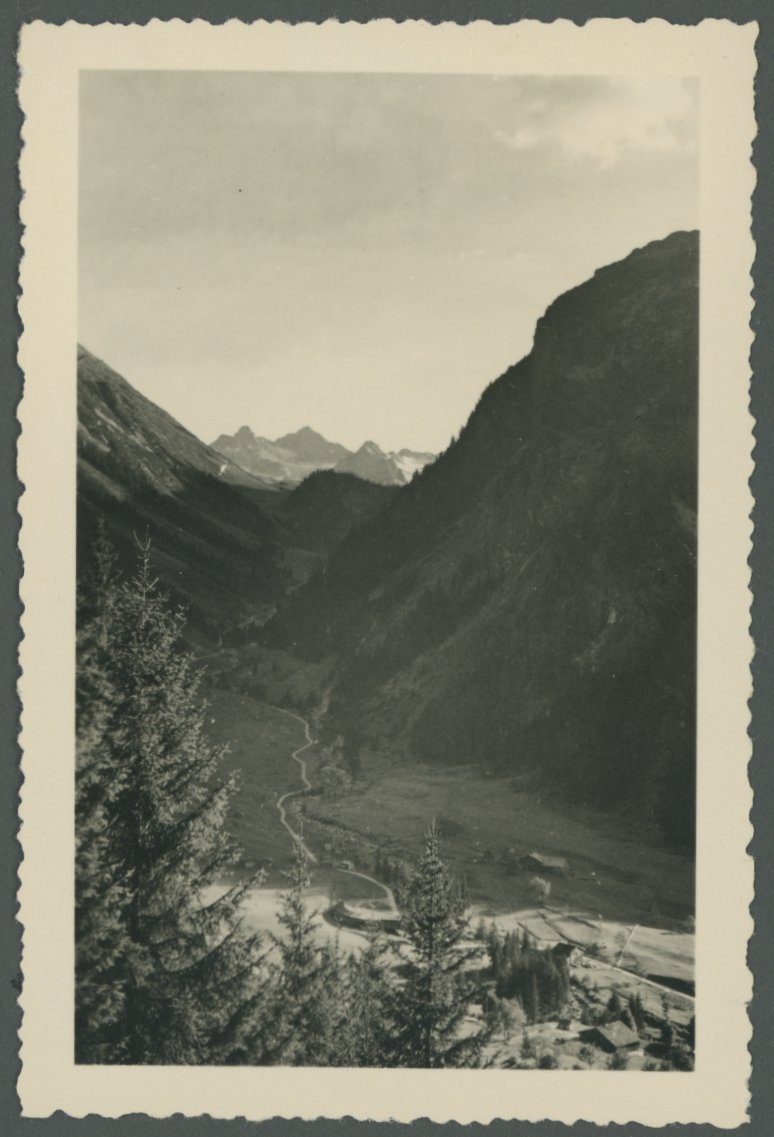 Fotografie eines Tales in den Alpen (Freilichtmuseum Roscheider Hof CC0)