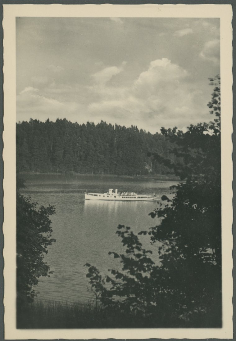 Fotografie eines Gewässers mit Schiff (Freilichtmuseum Roscheider Hof CC0)