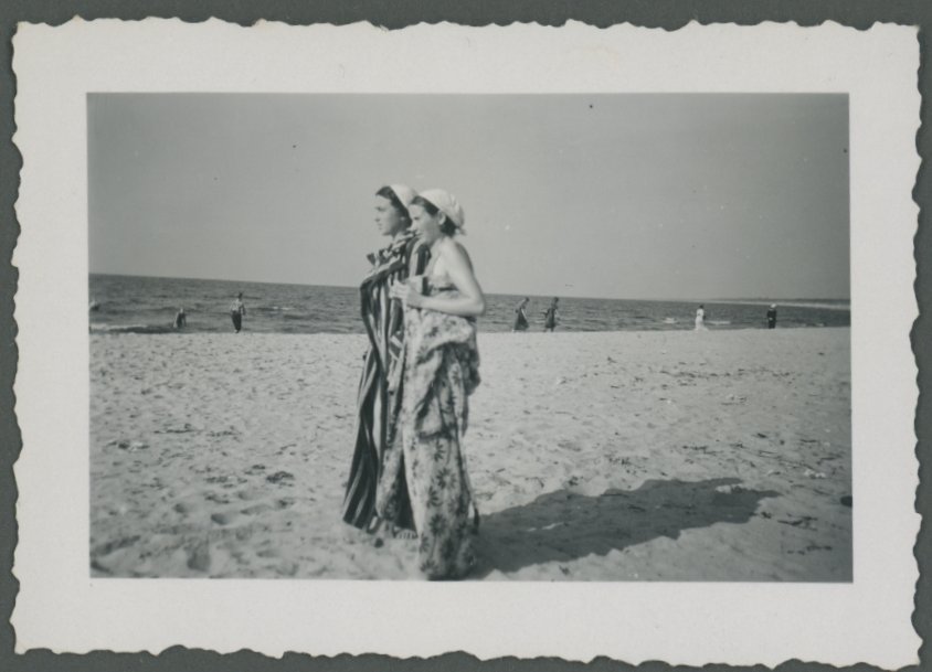 Zwei damen am Strand (Freilichtmuseum Roscheider Hof CC0)