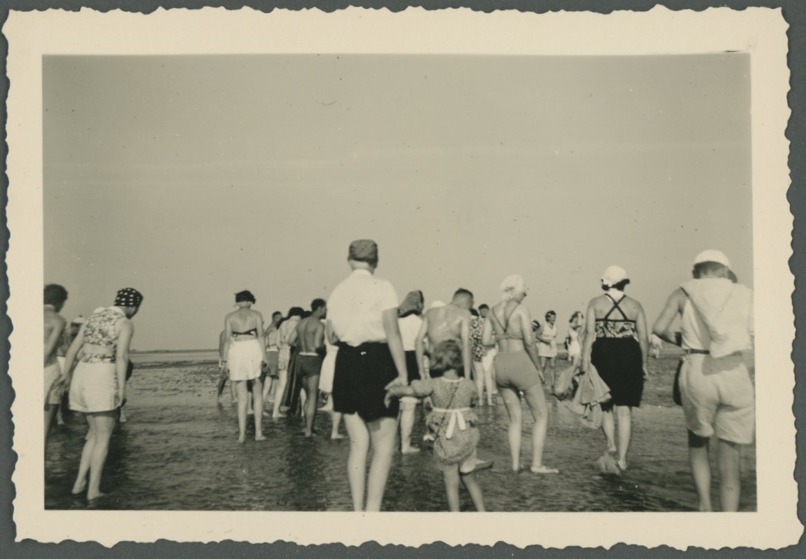 Eine geführte Gruppe an der Küste (Freilichtmuseum Roscheider Hof CC0)
