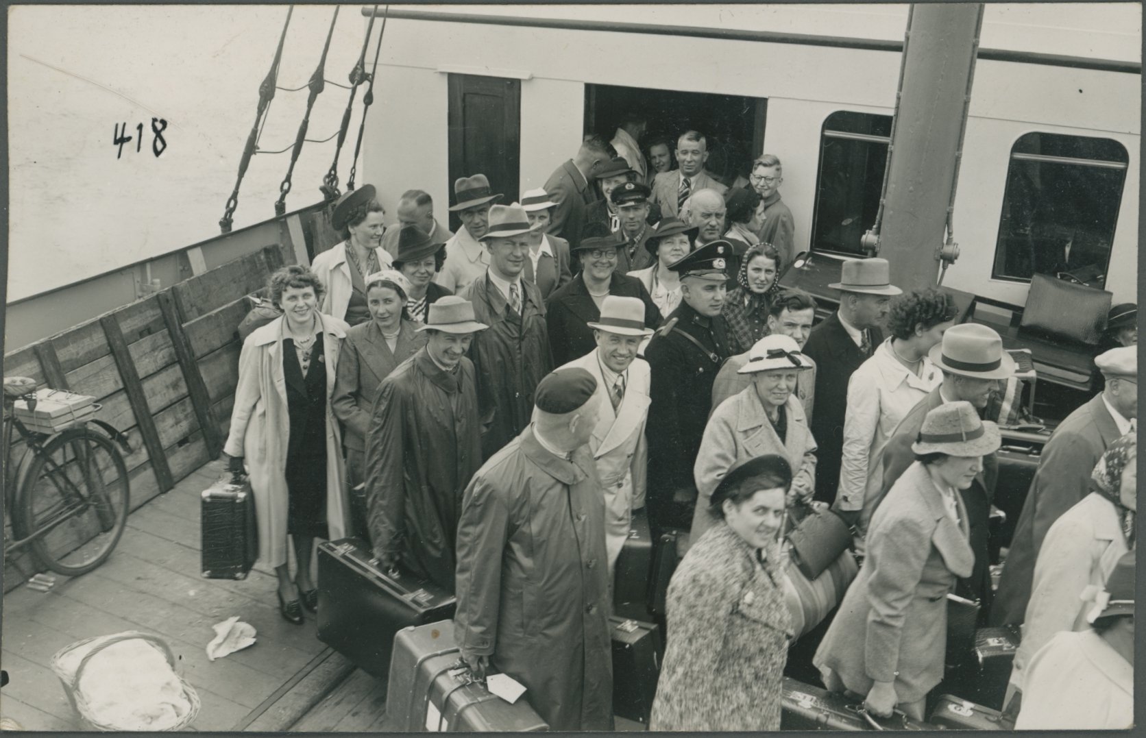 Passagiere verlassen ein Schiff (Freilichtmuseum Roscheider Hof CC0)