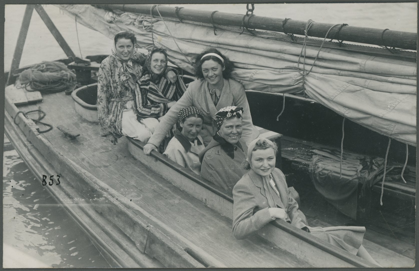 6 Damen im Boot (Freilichtmuseum Roscheider Hof CC0)