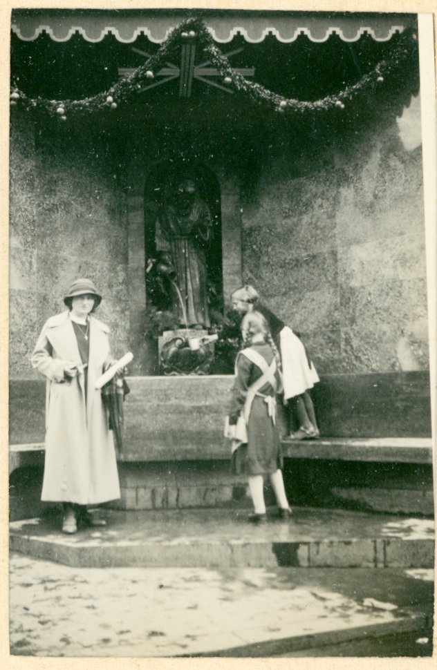 Abbildung einer Dame mit zwei Mädchen (Freilichtmuseum Roscheider Hof CC0)