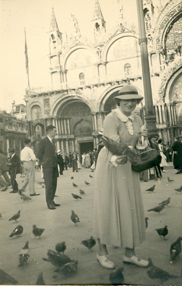 Abbildung einer Dame vor dem Markusdom in Venedig (Freilichtmuseum Roscheider Hof CC0)