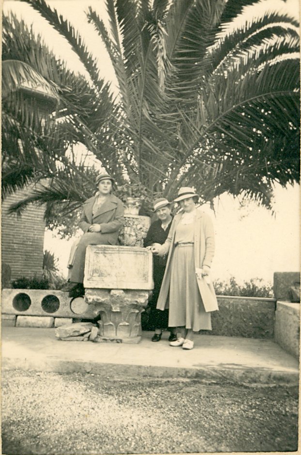 3 Damen vor einer Palme (Freilichtmuseum Roscheider Hof CC0)
