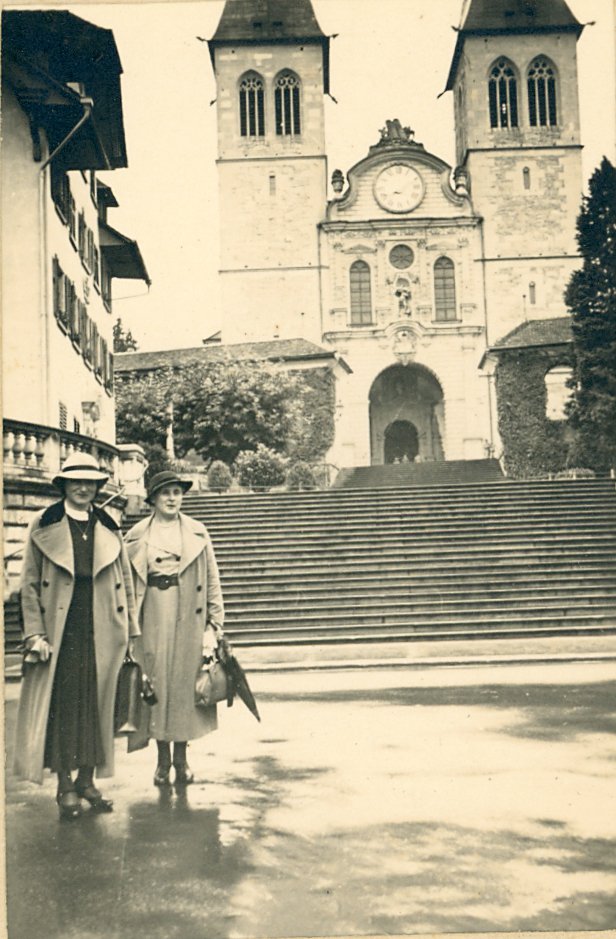 Zwei Damen vor einer Kirche (Freilichtmuseum Roscheider Hof CC0)