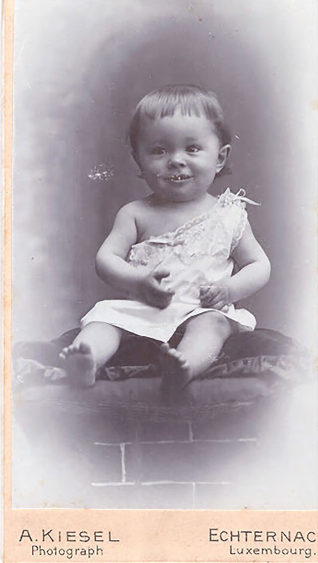 Foto Kleinkind im kurzen Hemdchen (Freilichtmuseum Roscheider Hof CC0)