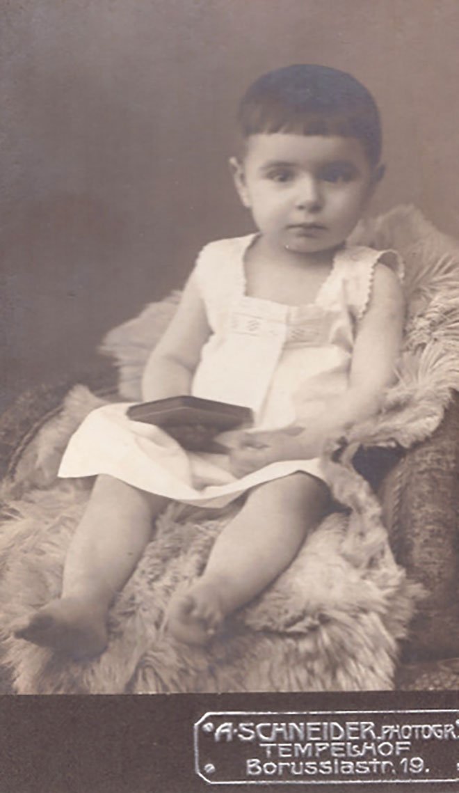 Foto Kind mit Büchlein auf einem Fell (Freilichtmuseum Roscheider Hof CC0)
