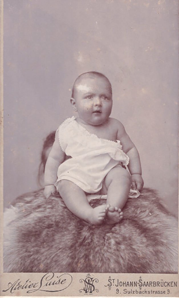 Foto kräftiges Baby mit kurzem Haar (Freilichtmuseum Roscheider Hof CC0)