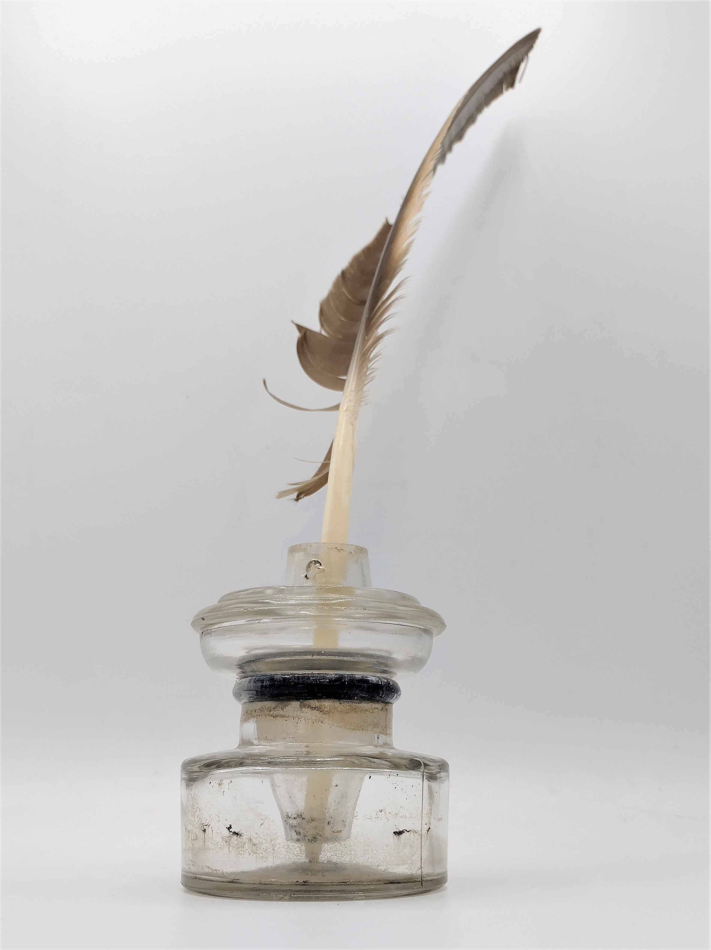 Zweiteiliges Tintenfläschchen mit Feder (Freilichtmuseum Roscheider Hof CC0)