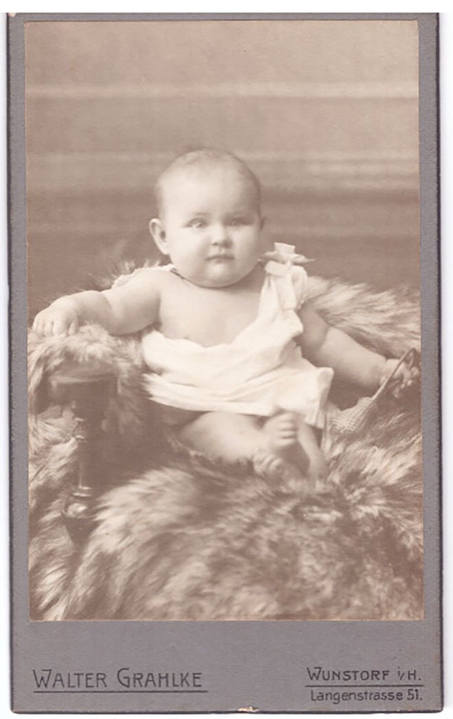 Foto Baby mit kurzem Haar auf einem Fell (Freilichtmuseum Roscheider Hof CC0)
