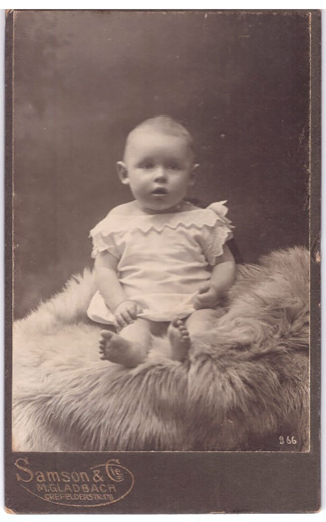 Foto Baby im Hemd auf einem Fell (Freilichtmuseum Roscheider Hof CC0)