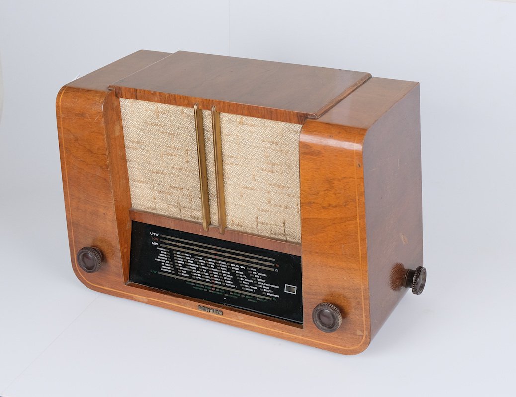 Radiogerät "Schaub Kongress W" (Freilichtmuseum Roscheider Hof CC0)