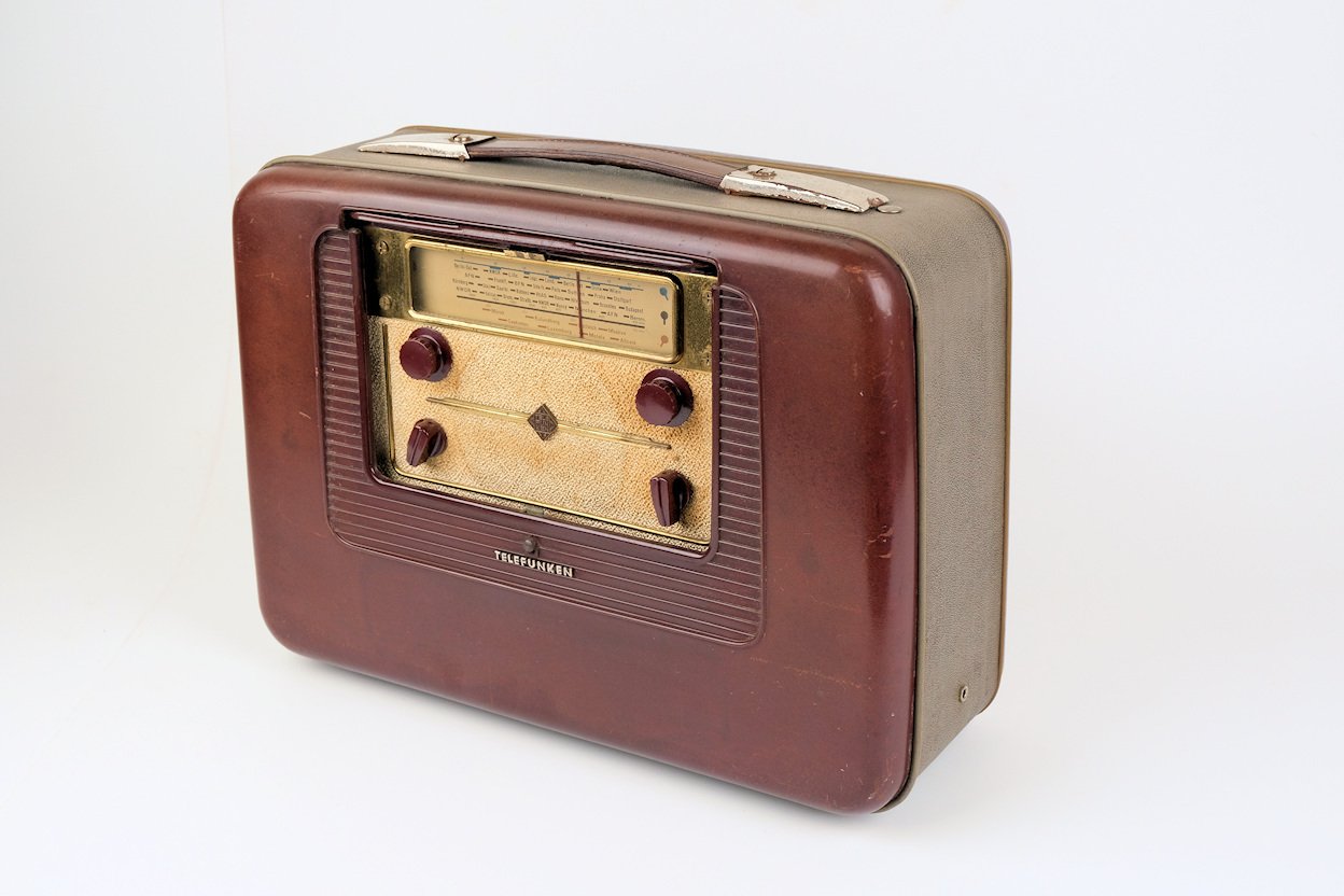 Kofferradio Telefunken Bajazzo 51 (Freilichtmuseum Roscheider Hof CC0)