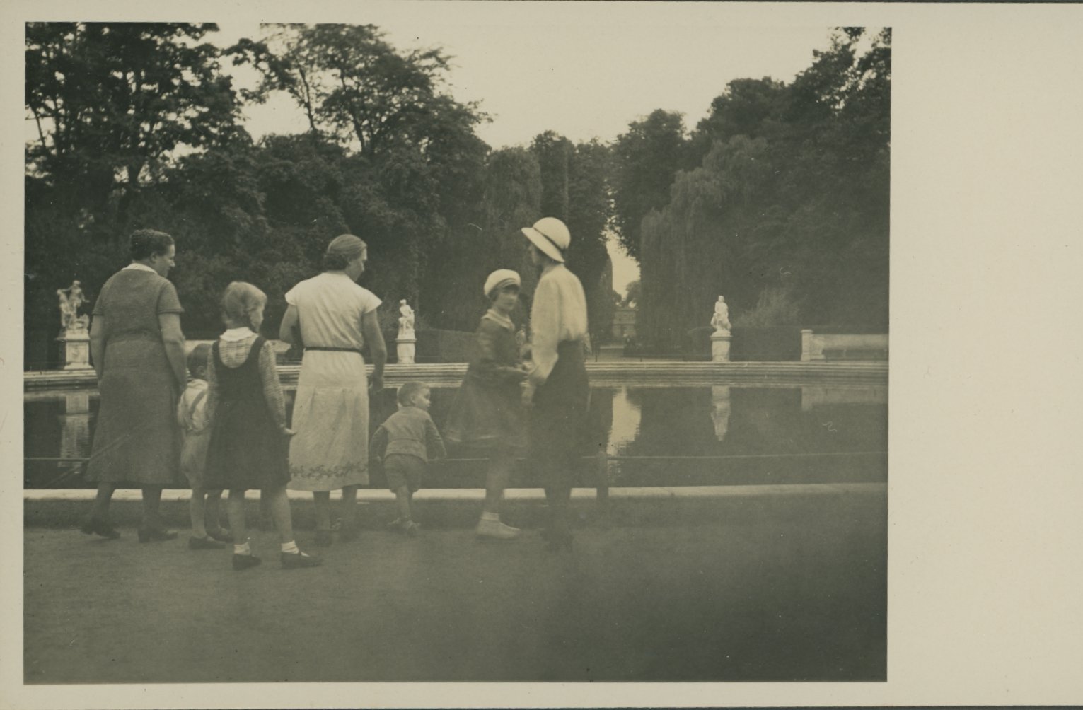 Ausflügler vor einem Bassin im Park von Sanssouci (Freilichtmuseum Roscheider Hof CC0)
