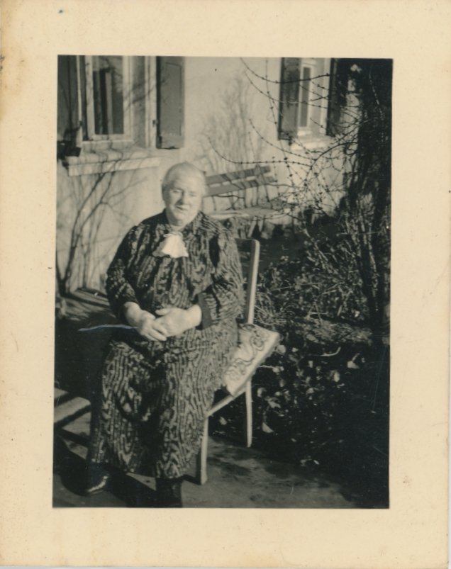 Porträt einer alten Dame im Garten (Freilichtmuseum Roscheider Hof CC0)