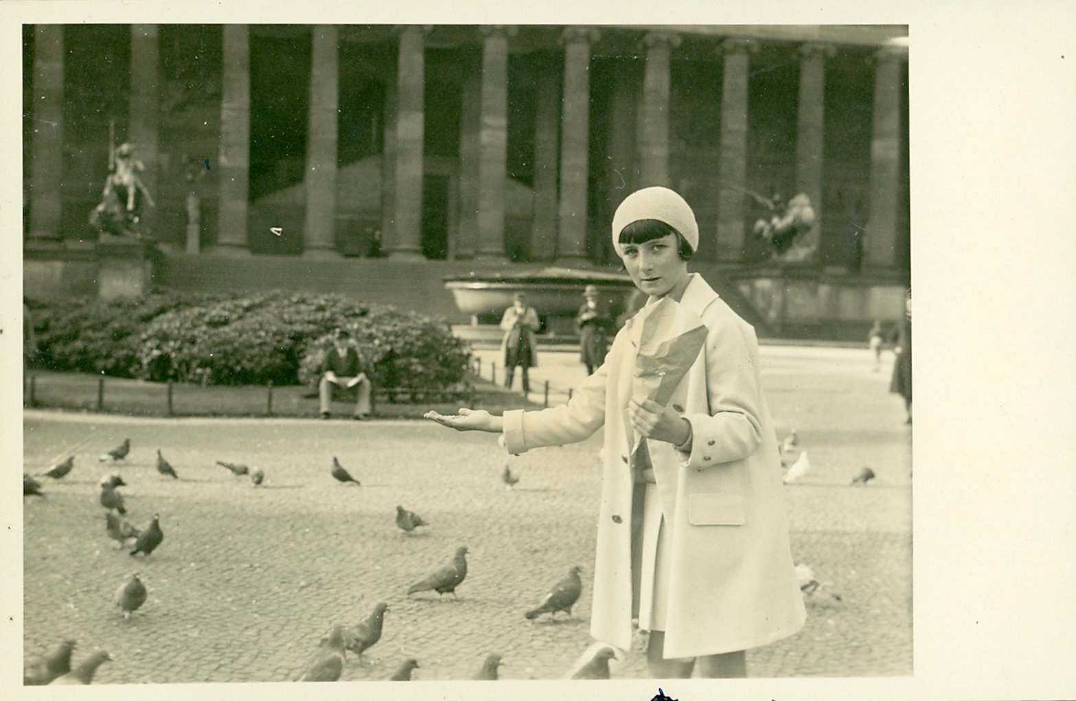 Fotografie eines Mädchens vor dem alte Museum Berlin (Freilichtmuseum Roscheider Hof CC0)