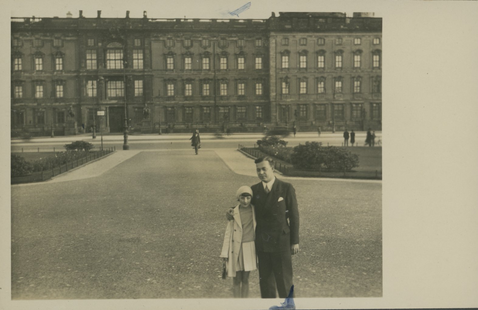 Zwei Personen vor dem Berliner Stadtschloss (Freilichtmuseum Roscheider Hof CC0)