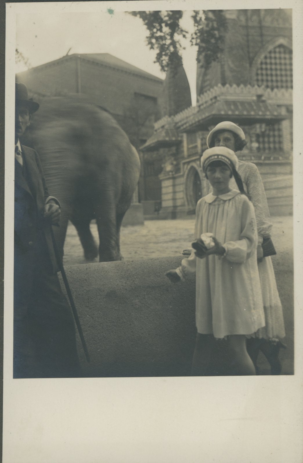 Porträt einer Dame und eines Mädchens im Zoo (Freilichtmuseum Roscheider Hof CC0)