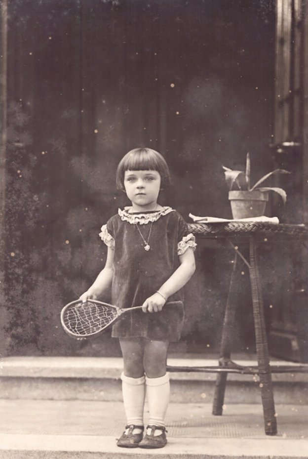 Foto kleines Kind mit einem Schläger (Freilichtmuseum Roscheider Hof CC0)