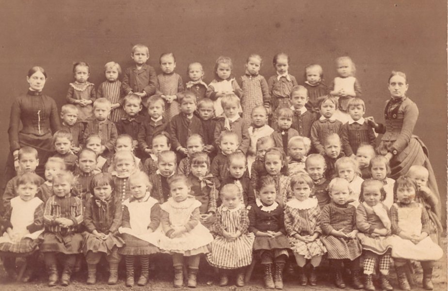 Foto einer gemischten Schulklasse (Freilichtmuseum Roscheider Hof CC0)