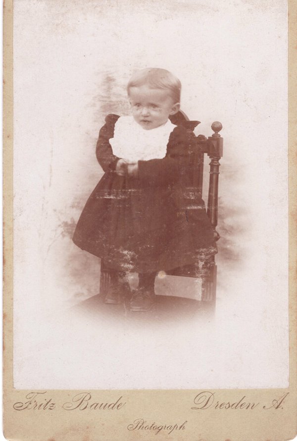 Foto Kleinkind auf einem Stuhl stehend (Freilichtmuseum Roscheider Hof CC0)