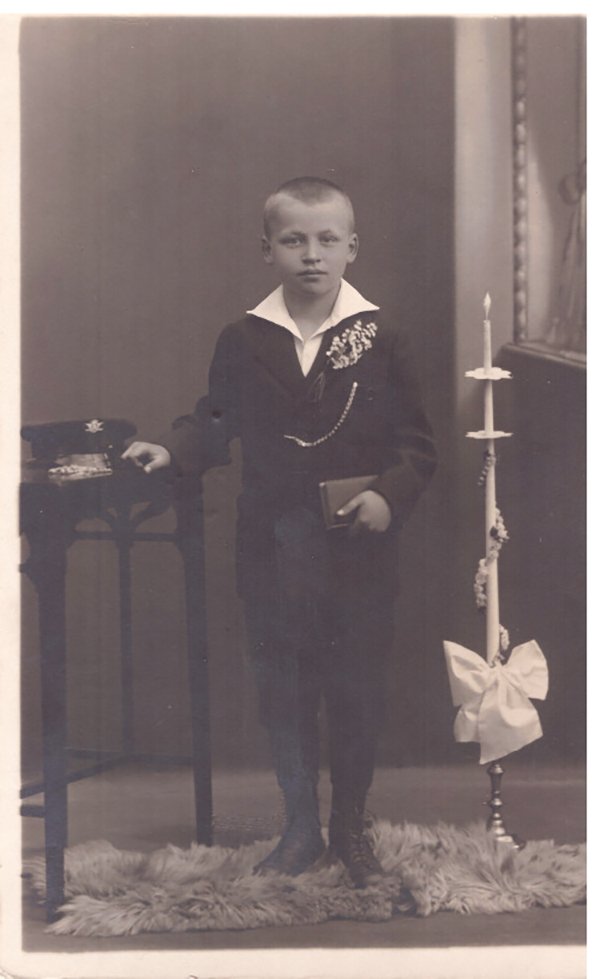 Foto Junge mit Kommunionsanzug und Kerze (Freilichtmuseum Roscheider Hof CC0)