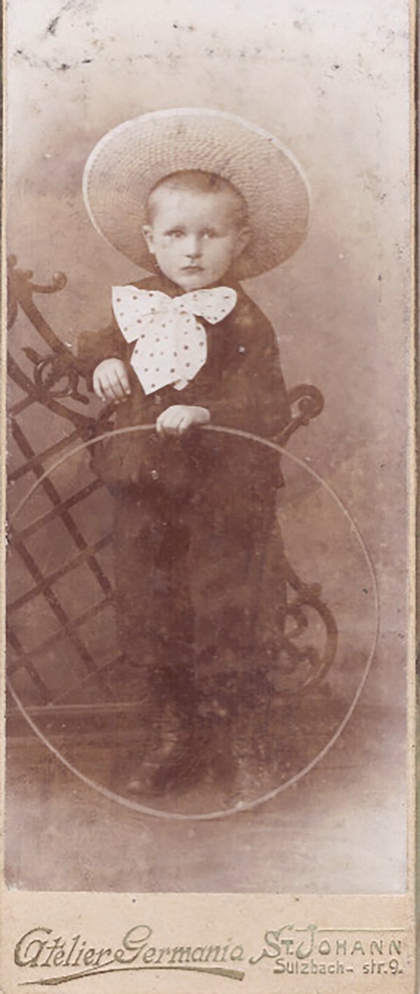 Foto Junge mit großem Hut und Reif (Freilichtmuseum Roscheider Hof CC0)