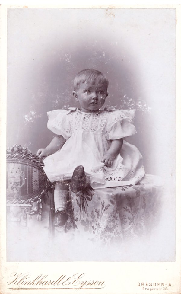 Foto Kleinkind im weißen Kleid (Freilichtmuseum Roscheider Hof CC0)