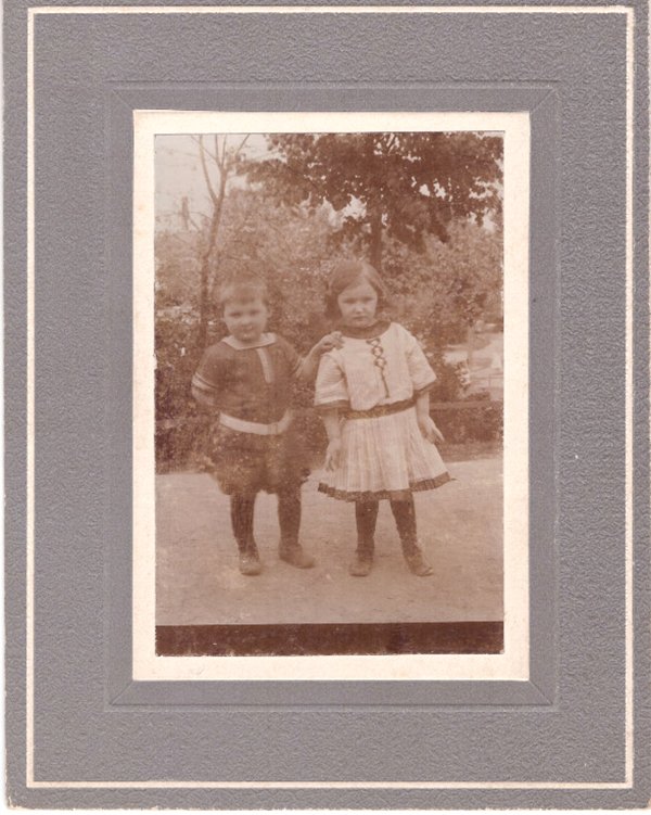 Foto zwei kleine kinder im Freien (Freilichtmuseum Roscheider Hof CC0)
