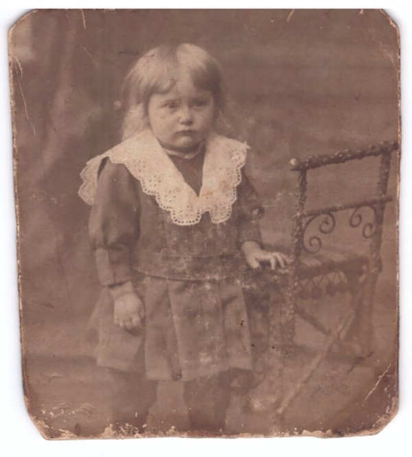 Foto kleiner Junge (Johann Joseph Fery) mit Kleid und großem weißen Kragen (Freilichtmuseum Roscheider Hof CC0)