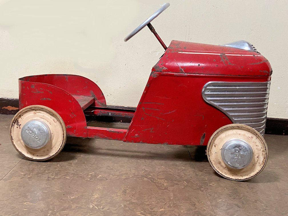 Kinderauto mit Pedalantrieb (Freilichtmuseum Roscheider Hof CC0)