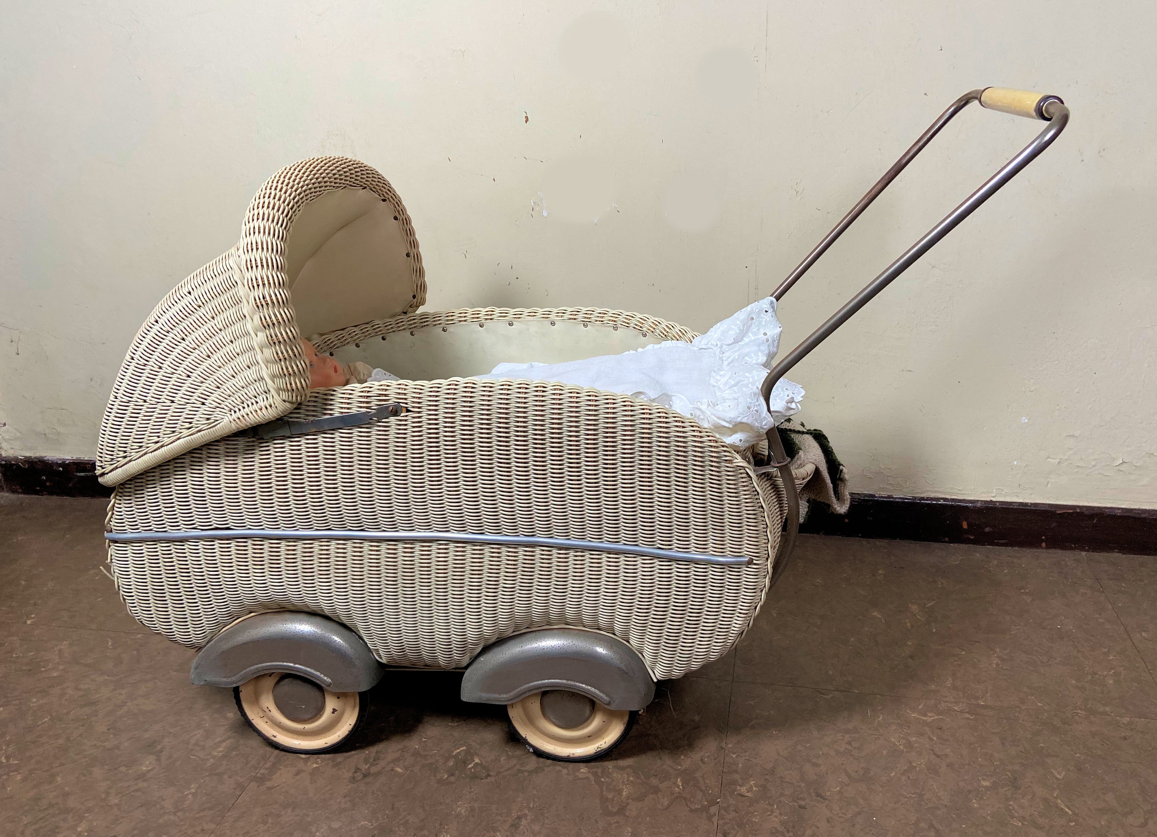 Puppenwagen mit Korbgeflecht aus Kunststoff (Freilichtmuseum Roscheider Hof CC0)