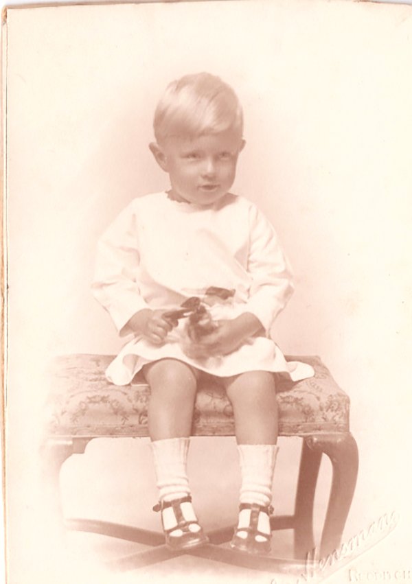 Foto kleines Kind sitzend auf einer kleinen Bank. (Freilichtmuseum Roscheider Hof CC0)