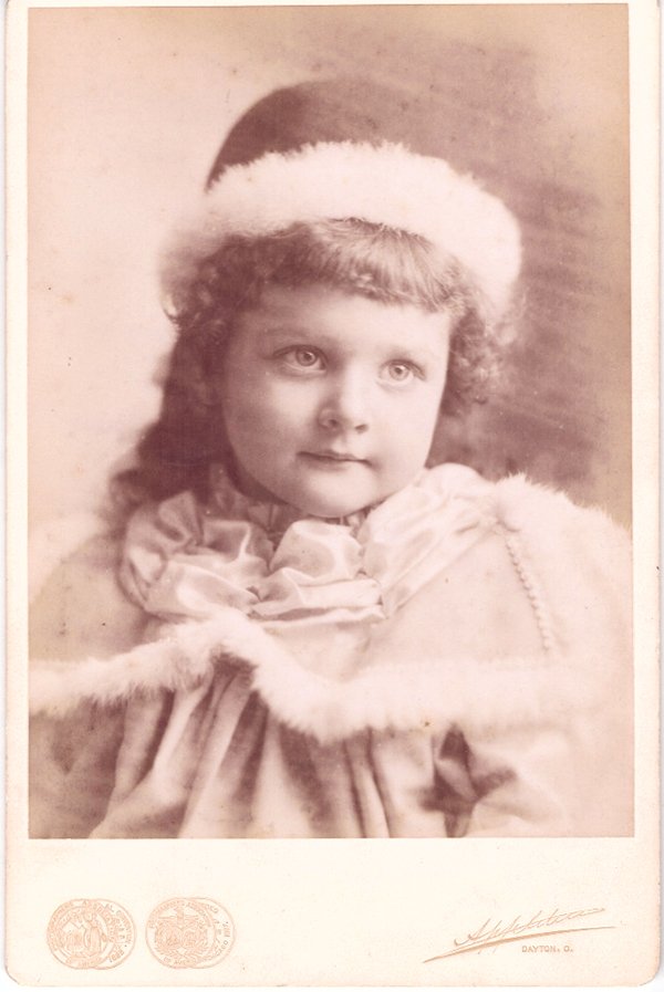 Foto Portrait eines kleinen Mädchens (Freilichtmuseum Roscheider Hof CC0)