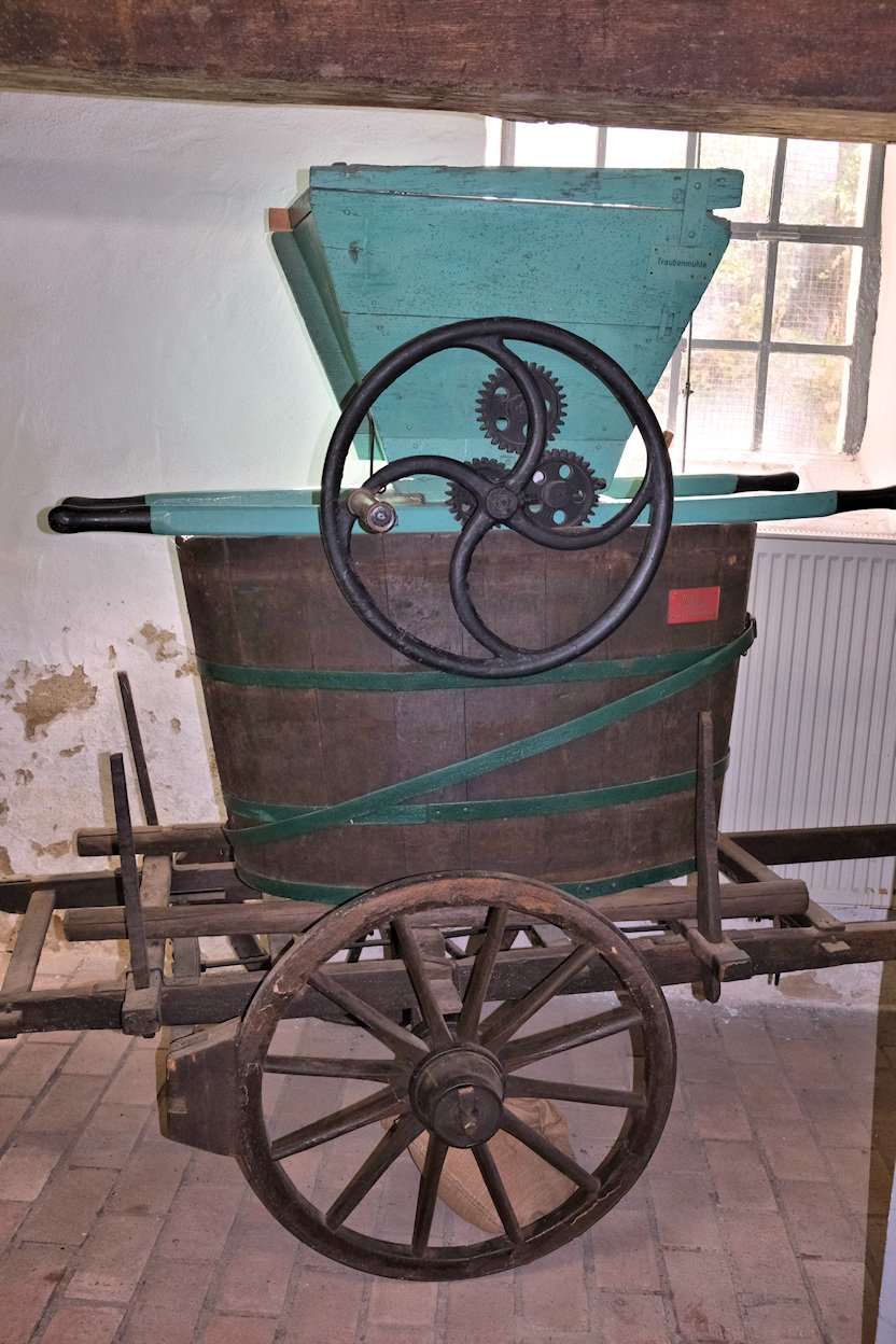 Winzerkarre mit Bütte und Traubenmühle (Freilichtmuseum Roscheider Hof CC0)